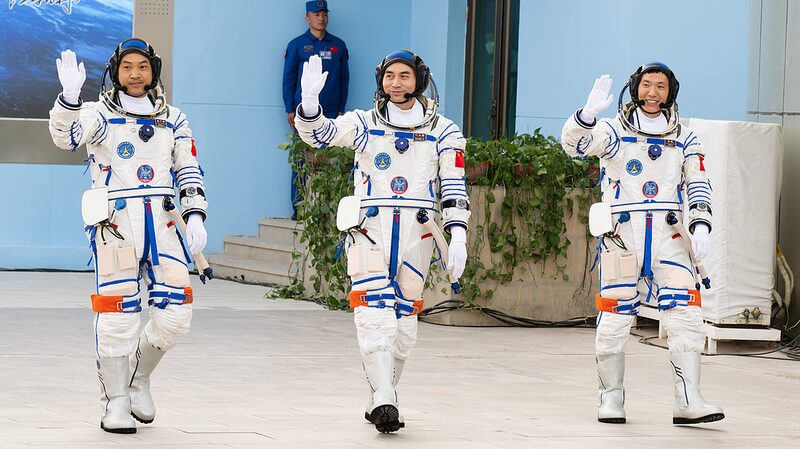China_premia_a_los_astronautas_de_la_misio_n_Shenzhou_18