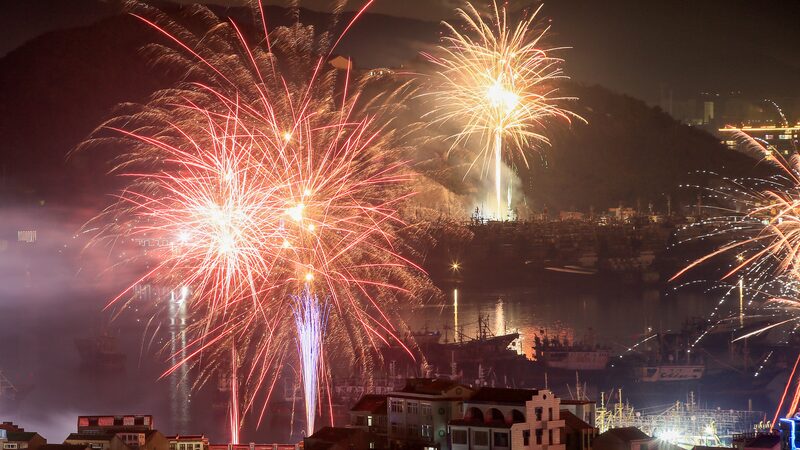 China_recibe_el_An_o_de_la_Serpiente_con_deslumbrantes_fuegos_artificiales__