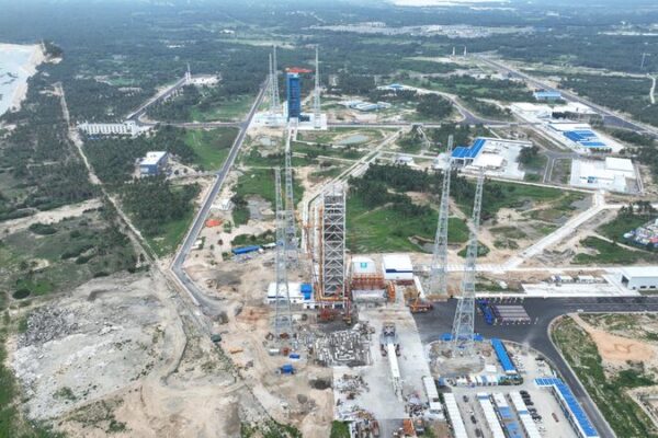 __China_revela_la_primera_plataforma_universal_de_lanzamiento_para_cohetes_de_combustible_li_quido_en_Hainan