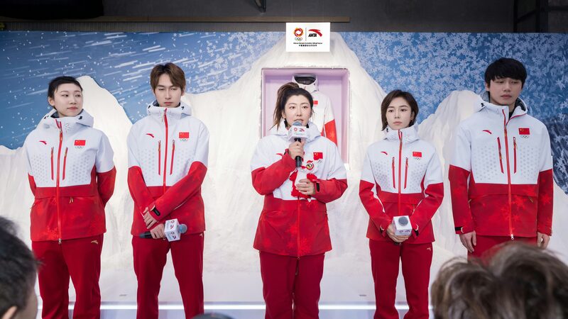 China_revela_uniformes_elegantes_para_ceremonias_de_medallas_antes_de_los_Juegos_Asia_ticos_de_Invierno