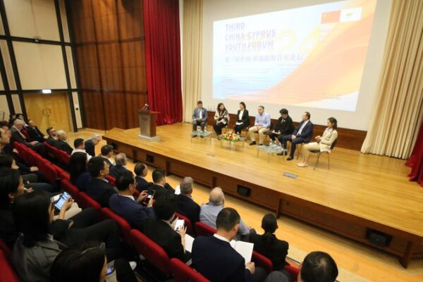 China y Chipre: Juventud Unida por un Futuro Brillante 🌟 China_y_Chipre__Juventud_Unida_por_un_Futuro_Brillante__