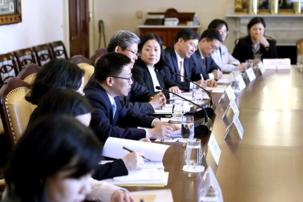 China y EE.UU. se unen en Washington para discutir futuros financieros 💰🤝 China_y_EE_UU__se_unen_en_Washington_para_discutir_futuros_financieros___