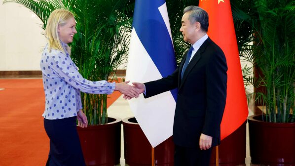 China y Finlandia fortalecen lazos: Ministros se reúnen para futura cooperación 🌟 China_y_Finlandia_fortalecen_lazos__Ministros_se_reu_nen_para_futura_cooperacio_n__