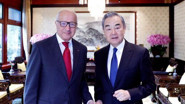 China_y_Francia_fortalecen_lazos_mientras_Wang_Yi_se_reu_ne_con_Laurent_Fabius_____