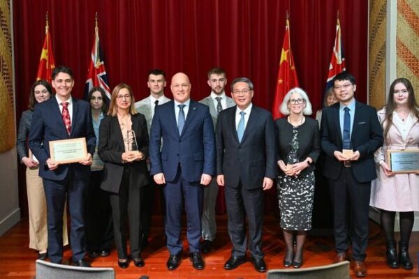 China y Nueva Zelanda impulsan la cooperación educativa: el Premier Li llama a estrechar lazos 🎓 China_y_Nueva_Zelanda_impulsan_la_cooperacio_n_educativa__el_Premier_Li_llama_a_estrechar_lazos__