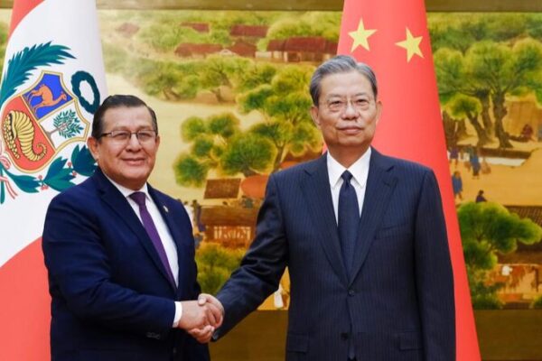 China_y_Peru__unen_fuerzas__Li_deres_legislativos_se_encuentran_en_Beijing______