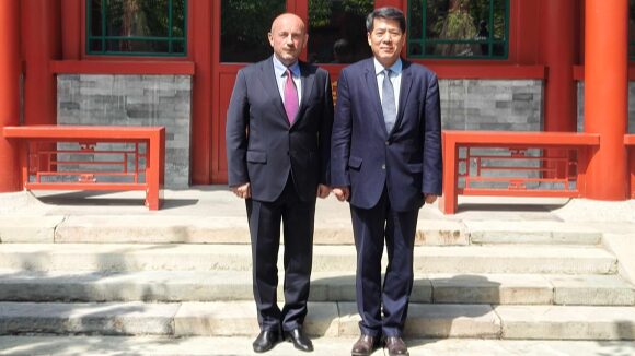 __China_y_Ucrania_se_reu_nen__El_representante_especial_chino_se_encuentra_con_el_embajador_ucraniano