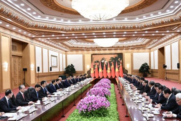 China y Vietnam Fortalecen Lazos: Futuro Compartido y Comercio en Auge 🚆 China_y_Vietnam_Fortalecen_Lazos__Futuro_Compartido_y_Comercio_en_Auge__ video poster