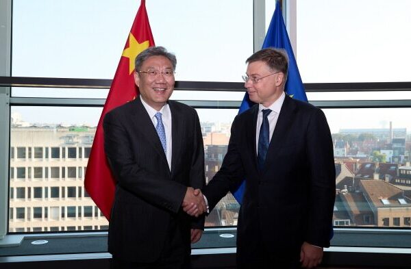 China y la UE Mantienen Conversaciones Constructivas sobre la Disputa de Tarifas de Vehículos Eléctricos 🚗✨ China_y_la_UE_Mantienen_Conversaciones_Constructivas_sobre_la_Disputa_de_Tarifas_de_Vehi_culos_Ele_ctricos___