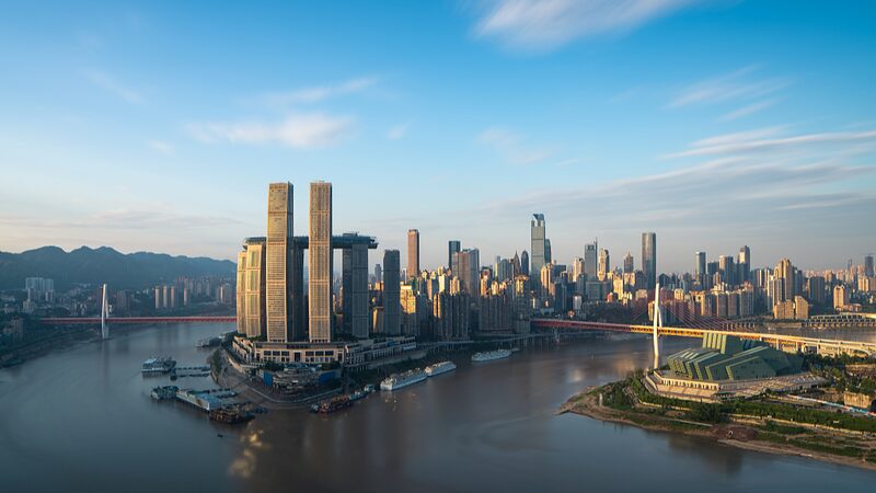 Chongqing__Descubriendo_el_Encanto_Urbano_y_la_Riqueza_Cultural_de_la_Ciudad_de_las_Montan_as_de_China video poster