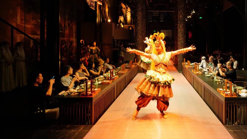 _Choque_de_Danzas_Tradicionales_y_Comida__Comienza_el_Festival_de_Primavera_en_China___ video poster