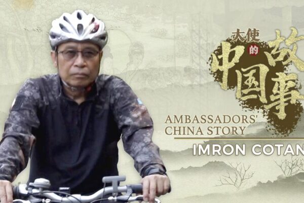 Ciclismo en Pekín y Conocer a Jackie Chan: Historias de China del Exembajador Cotan Ciclismo_en_Peki_n_y_Conocer_a_Jackie_Chan__Historias_de_China_del_Exembajador_Cotan video poster