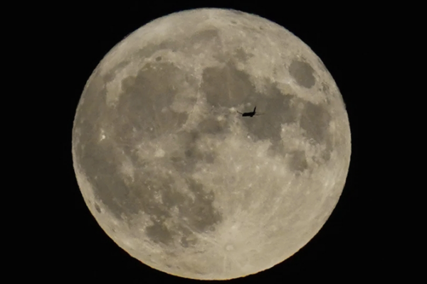 Científicos descubren cueva lunar que podría alojar a futuros astronautas 🌕🚀 Cienti_ficos_descubren_cueva_lunar_que_podri_a_alojar_a_futuros_astronautas___