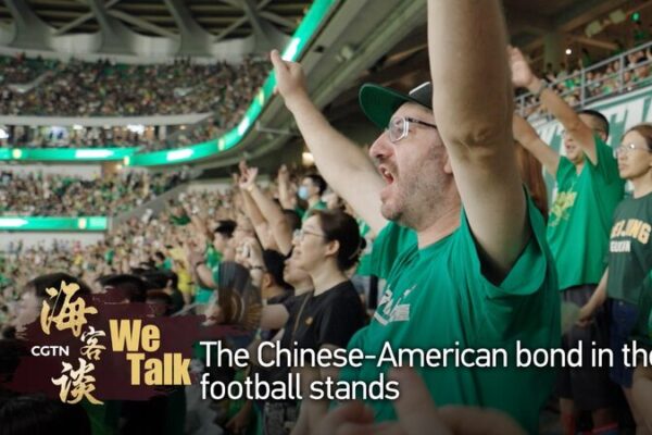 Co_mo_un_estadounidense_encontro__una_familia_en_las_gradas_de_fu_tbol_de_Beijing_____ video poster