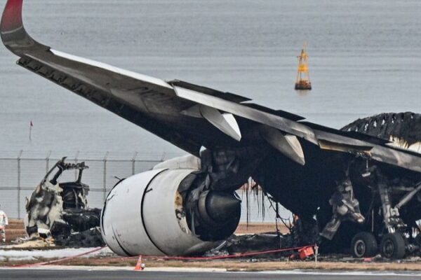 Colisión ardiente en el Aeropuerto Haneda de Tokio: remoción de escombros en marcha Colisio_n_ardiente_en_el_Aeropuerto_Haneda_de_Tokio__remocio_n_de_escombros_en_marcha video poster