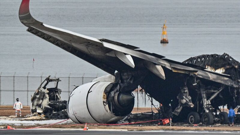 Colisio_n_ardiente_en_el_Aeropuerto_Haneda_de_Tokio__remocio_n_de_escombros_en_marcha video poster