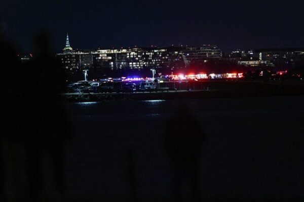 Colisio_n_tra_gica_en_el_aire_sobre_el_ri_o_Potomac_no_deja_sobrevivientes__ video poster
