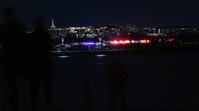 Colisio_n_tra_gica_en_el_aire_sobre_el_ri_o_Potomac_no_deja_sobrevivientes__ video poster