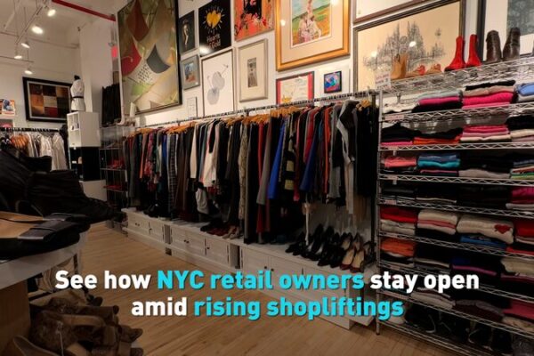 Comerciantes_de_NYC_Contraatacan__Co_mo_las_Tiendas_Mantienen_sus_Puertas_Abiertas_Ante_el_Aumento_de_Robos video poster