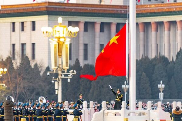Comienza_el_An_o_Nuevo_con_un_Espectacular_Izamiento_de_Bandera_en_la_Plaza_de_Tiananmen video poster