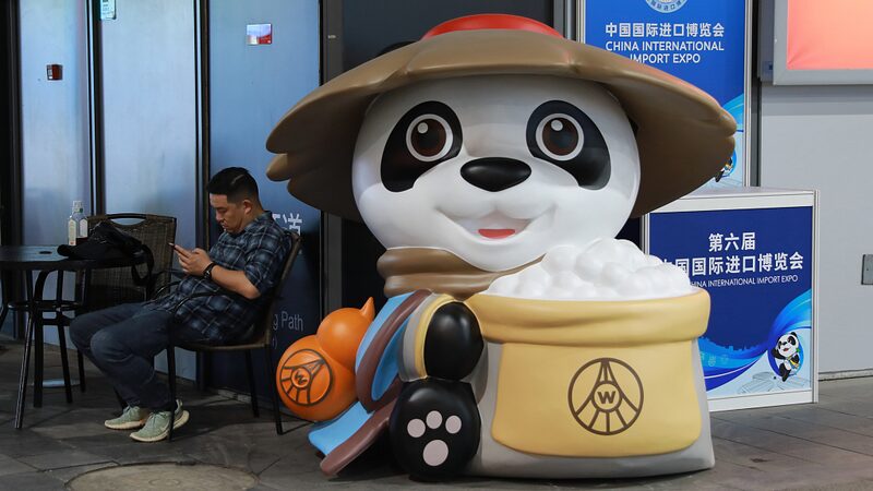 Conoce_a_Jinbao__el_adorable_panda_que_cautiva_en_la_CIIE