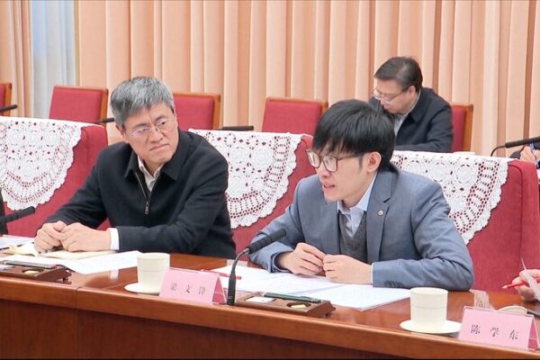 Conoce a Liang Wenfeng: el visionario de la IA de China detrás de DeepSeek 🚀 Conoce_a_Liang_Wenfeng__el_visionario_de_la_IA_de_China_detra_s_de_DeepSeek__