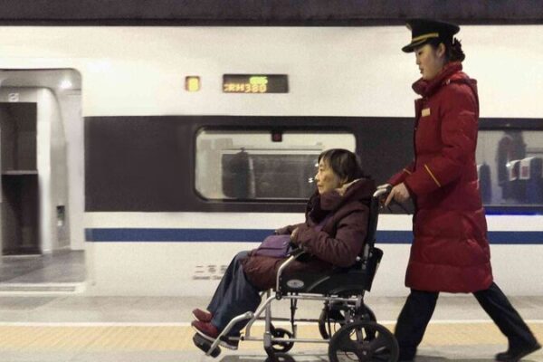 Conoce a Wang Qiutong: La Ayudante Conmovedora en la Estación Oeste de Ferrocarril de Pekín Conoce_a_Wang_Qiutong__La_Ayudante_Conmovedora_en_la_Estacio_n_Oeste_de_Ferrocarril_de_Peki_n video poster
