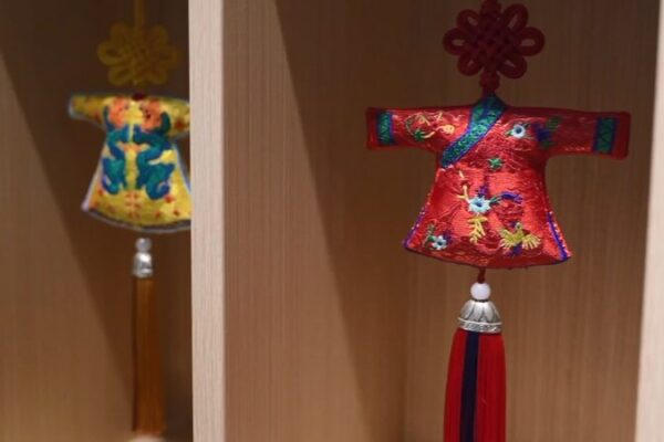 Conoce a la ‘Abuela de los Saquitos’ que mantiene viva la tradición ✨ Conoce_a_la__Abuela_de_los_Saquitos__que_mantiene_viva_la_tradicio_n__ video poster