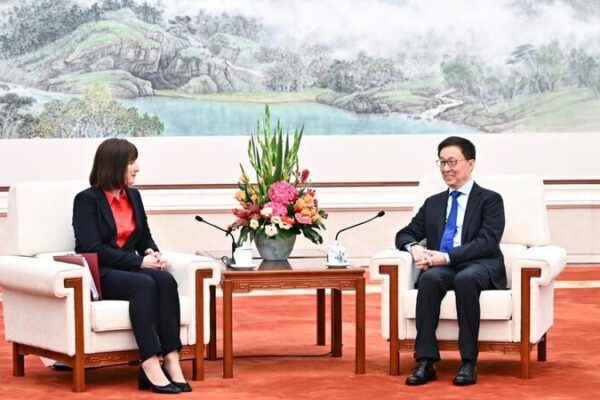 __Construyendo_Puentes__El_Vicepresidente_de_China_se_reu_ne_con_la_Canciller_de_Hacienda_del_Reino_Unido_para_un_Dia_logo_Econo_mico