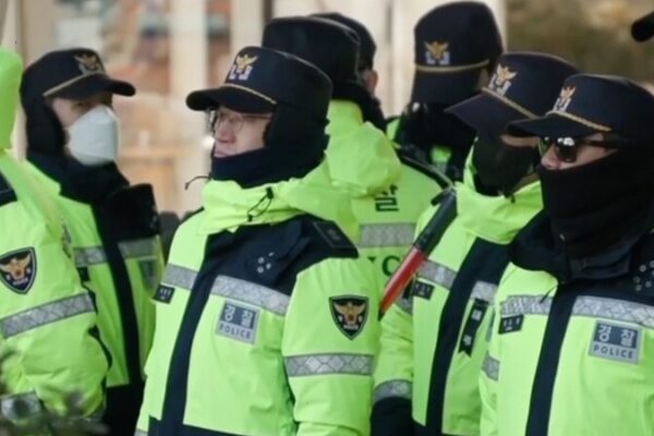 Corea_del_Sur_en_crisis_poli_tica_tras_resistencia_del_presidente_destituido_a_ser_arrestado video poster