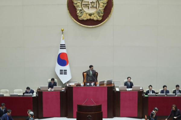 Corea del Sur enfrenta turbulencias mientras el presidente Yoon es destituido; la juventud demanda cambios Corea_del_Sur_enfrenta_turbulencias_mientras_el_presidente_Yoon_es_destituido__la_juventud_demanda_cambios
