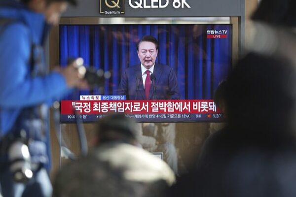 Corea_del_Sur_prohi_be_al_presidente_Yoon_salir_del_pai_s_en_medio_de_investigacio_n_por_ley_marcial