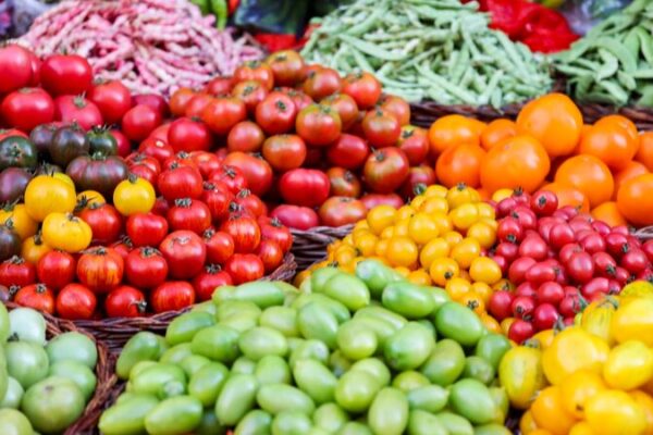 Cosecha_vibrante_en_el_colorido_mercado_de_frutas_de_Manzhouli