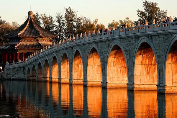 Crepu_sculo_Ma_gico_en_el_Puente_de_los_Diecisiete_Arcos_de_Beijing__Un_Especta_culo_Invernal___