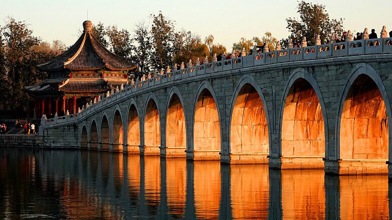 Crepu_sculo_Ma_gico_en_el_Puente_de_los_Diecisiete_Arcos_de_Beijing__Un_Especta_culo_Invernal___