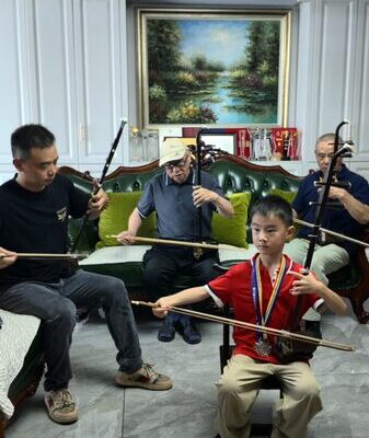 Cuatro_generaciones__un_erhu__el_vi_nculo_musical_de_la_familia_Qian__ video poster
