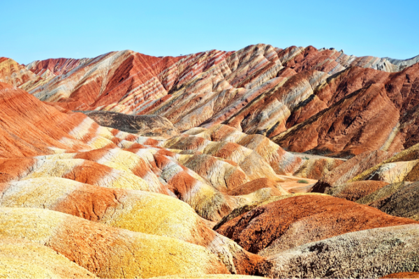 Danxia: ¡El Arcoíris de Piedra en China que Debes Visitar! 🌈⛰️ Danxia___El_Arcoi_ris_de_Piedra_en_China_que_Debes_Visitar_____