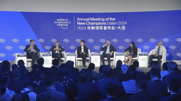 Davos de Verano 2024: ¡La revolución de la IA que está encendiendo las industrias! 🚀 Davos_de_Verano_2024___La_revolucio_n_de_la_IA_que_esta__encendiendo_las_industrias___