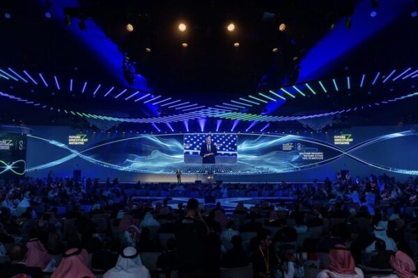 “Davos en el Desierto” Desata Inversión Global en Arabia Saudita 🌍💰 _Davos_en_el_Desierto__Desata_Inversio_n_Global_en_Arabia_Saudita___ video poster