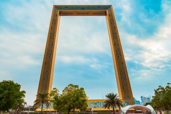 De Arena a Skyline: El Dubai Frame Une Pasado y Futuro De_Arena_a_Skyline__El_Dubai_Frame_Une_Pasado_y_Futuro video poster