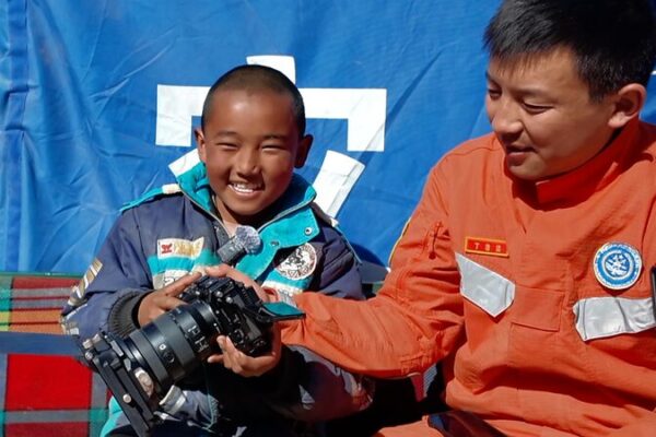 De Escombros a Lentes: Pasión de un Joven de 13 Años Despertada Tras Terremoto en Xizang De_Escombros_a_Lentes__Pasio_n_de_un_Joven_de_13_An_os_Despertada_Tras_Terremoto_en_Xizang video poster