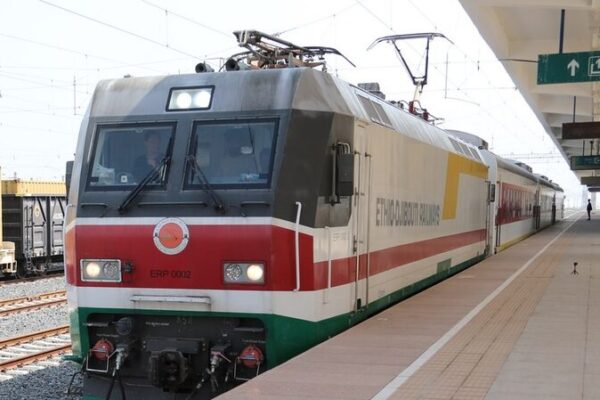 De Jirafas a Sueños: Cómo los Talleres Luban de China Empoderan a la Juventud Africana 🚂🌟 De_Jirafas_a_Suen_os__Co_mo_los_Talleres_Luban_de_China_Empoderan_a_la_Juventud_Africana___