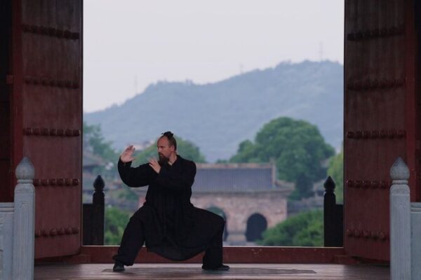 De_Novato_en_Artes_Marciales_a_Maestro_Taoi_sta__El_Viaje_de_un_Americano_en_la_Montan_a_Wudang video poster