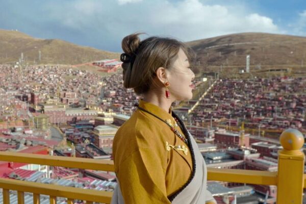 De_Ti_bet_a_Mila_n__Disen_adora_Joven_Comparte_la_Moda_Tibetana_con_el_Mundo video poster