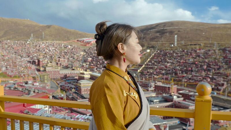 De_Ti_bet_a_Mila_n__Disen_adora_Joven_Comparte_la_Moda_Tibetana_con_el_Mundo video poster