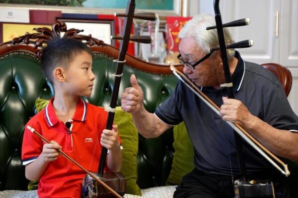 🎻 De abuelo a bisnieto: ¡cuatro generaciones tocan juntas el Erhu! __De_abuelo_a_bisnieto___cuatro_generaciones_tocan_juntas_el_Erhu_ video poster
