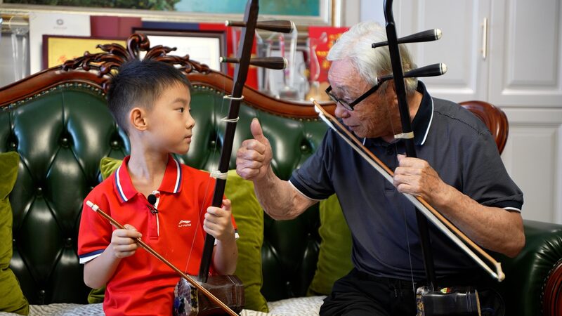 __De_abuelo_a_bisnieto___cuatro_generaciones_tocan_juntas_el_Erhu_ video poster