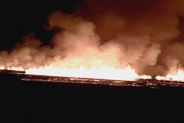 De_cima_erupcio_n_en_3_an_os__volca_n_islande_s_ilumina_el_cielo___ video poster