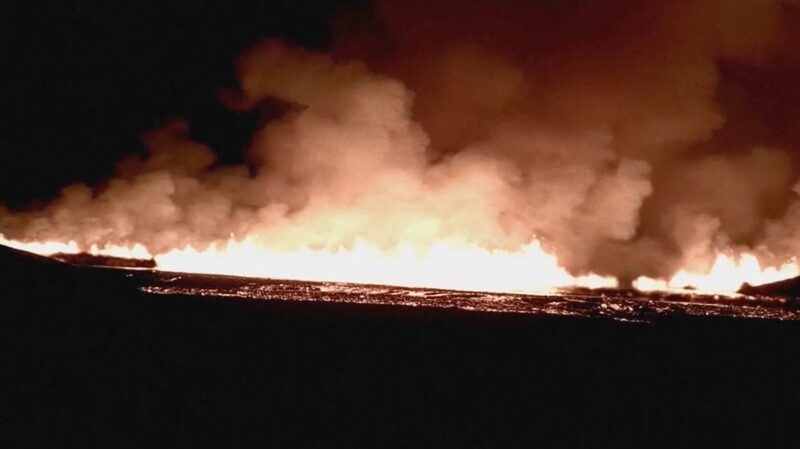 De_cima_erupcio_n_en_3_an_os__volca_n_islande_s_ilumina_el_cielo___ video poster