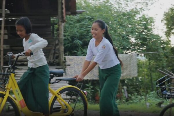 De compartir viajes a cambiar vidas: Emprendedor de Myanmar dona bicicletas a niños 🚲✨ De_compartir_viajes_a_cambiar_vidas__Emprendedor_de_Myanmar_dona_bicicletas_a_nin_os___ video poster
